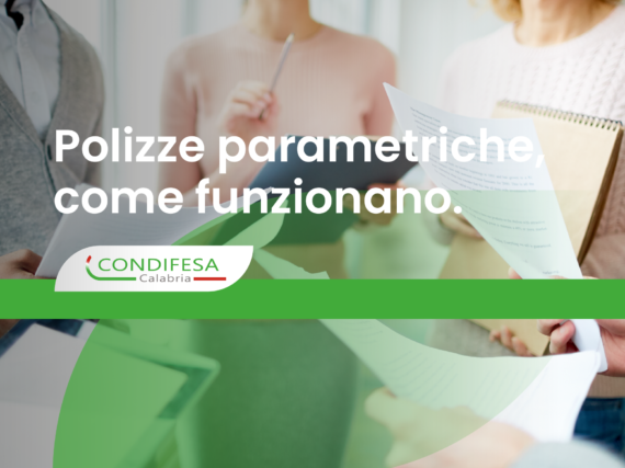 persone tengono in mano documenti cartacei